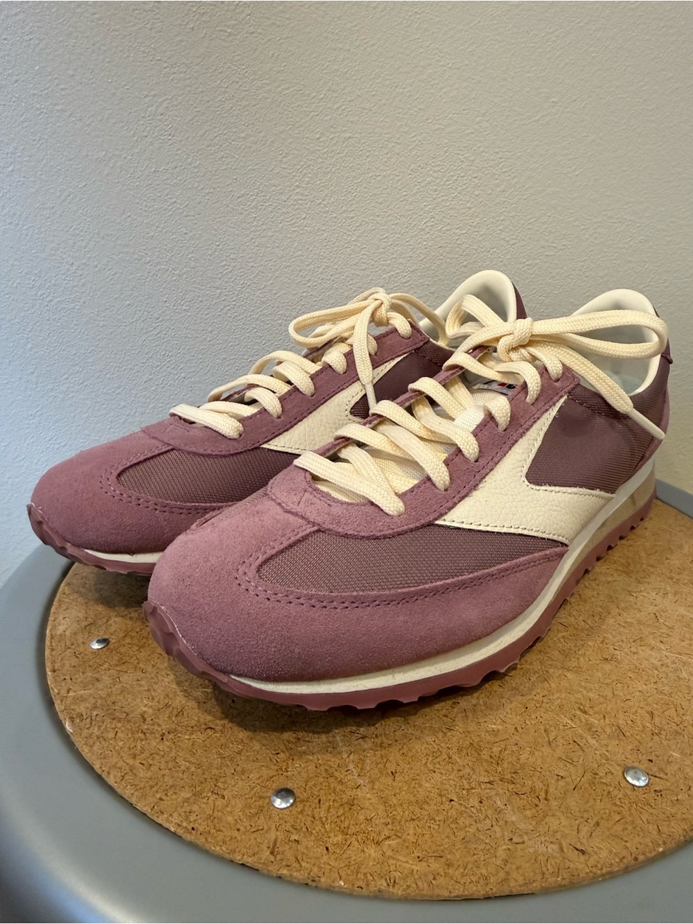 Women's Brooks Vanguard Retro Runner Sneakers in Dusty Rose and Cream